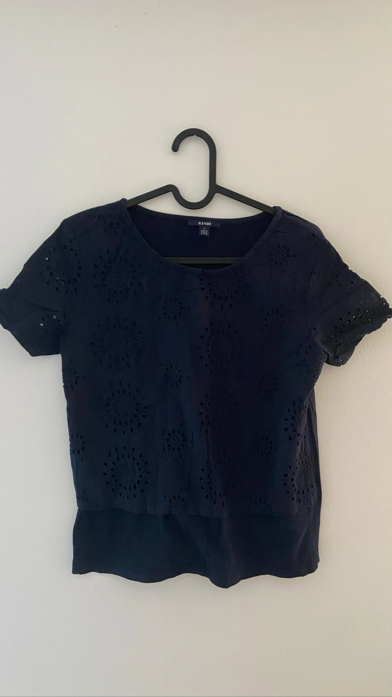 Haut bleu marine avec motif dentelle Taille S – photo 2